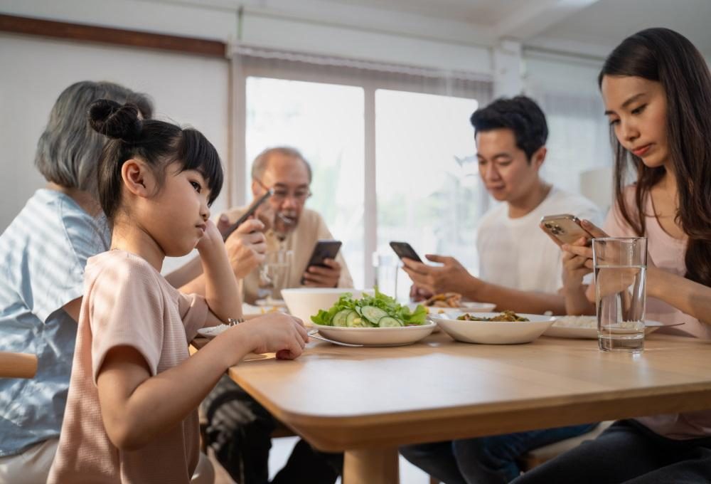 What happens to children whose parents are addicted to smartphones